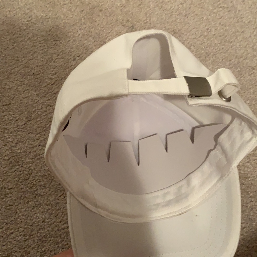 Guess hat - Picture 3 of 3